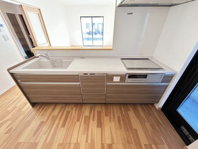 「駐車４台可」高知市鴨部3丁目B号地未使用のキッチン|食洗器とＩＨを搭載したシステムキッチン☆横幅が広いので料理がスムーズに行えそうですね♪