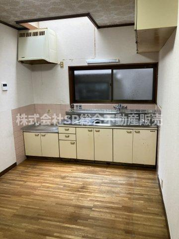 善根寺町6丁目中古戸建のキッチン|上下に収納が多く、お料理しやすいキッチンです♪