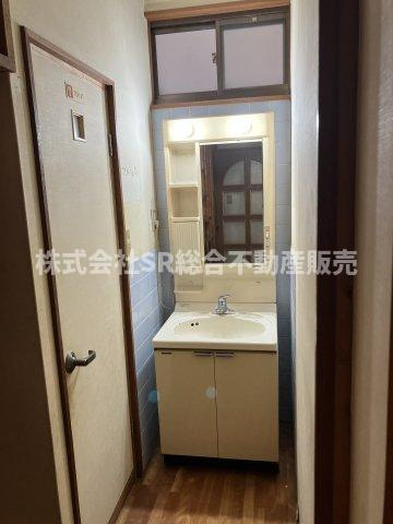 善根寺町6丁目中古戸建の独立洗面台|独立洗面台、小物を置くことができて便利です