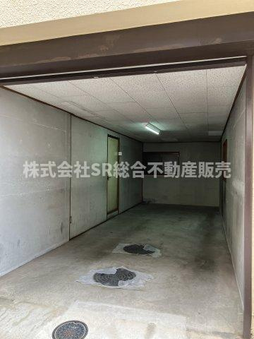善根寺町6丁目中古戸建の駐車場|お車をお持ちの方には必要な駐車場はシャッター付き車庫（車種による）です！車庫と家を直接行き来できるので雨に濡れずに便利です！
