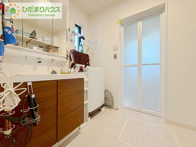 日立市東滑川町２丁目　中古戸建の独立洗面台|三面鏡の大きな鏡は憧れます(^^♪ 鏡の後ろは収納となっていて、細かいものでも収納できるのでスッキリと整理できます！