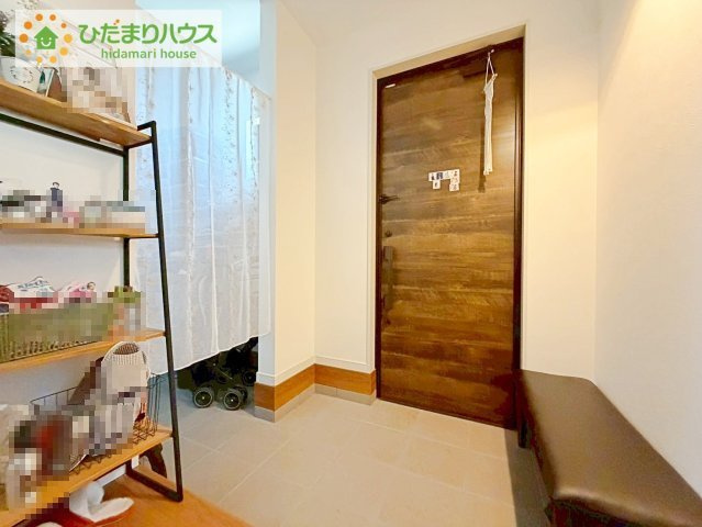 日立市東滑川町２丁目　中古戸建の玄関|玄関がひろいので親子で並んで仲良く靴が履けますね(^^)/