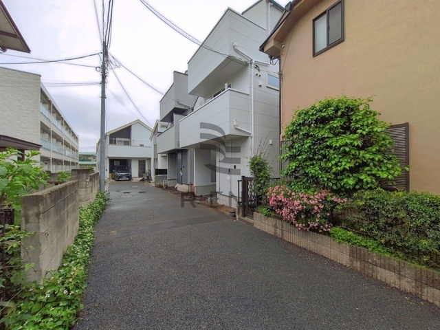【前面道路含む現地写真】 | 西東京市東町２丁目　新築戸建て　B号棟 | 落ち着いた私道に面しているのでお出かけの際も安心です
