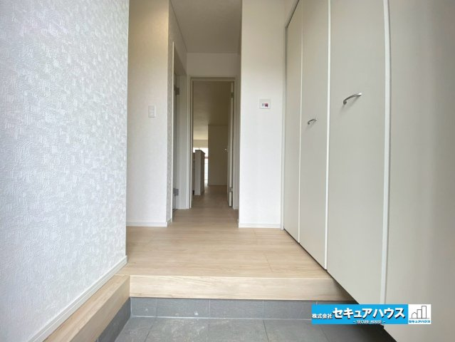 【今からご案内可能】東海市加木屋町陀々法師　全4棟の玄関|【玄関イメージ】　　　　　　　　　　　　　　　　　　　
◆光が差し込み明るいです。気分も晴れやかになりますね。
◆玄関には、収納力のあるシューズクロークがございます。玄関まわりがすっきり片付きます。　