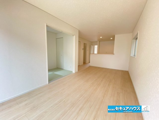 【今からご案内可能】東海市加木屋町陀々法師　全4棟の居間・リビング|【LDK】
◆日当たりが良く温かい広々リビングは家族の団らんスペースになります。
◆クローゼット付きの収納ははティッシュボックスや掃除道具などの日用品を隠す収納ができるためとても便利です。　　
