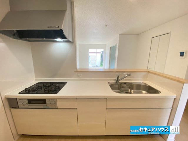 【今からご案内可能】東海市加木屋町陀々法師　全4棟のキッチン|【キッチン】　　　　　　　　　　　　　
◆「焼く・蒸す・煮る」の工程を同時進行で進めることができるので、料理を素早く作ることができます。
◆食洗機をオプションでつけることも可能なシステムキッチンです。
