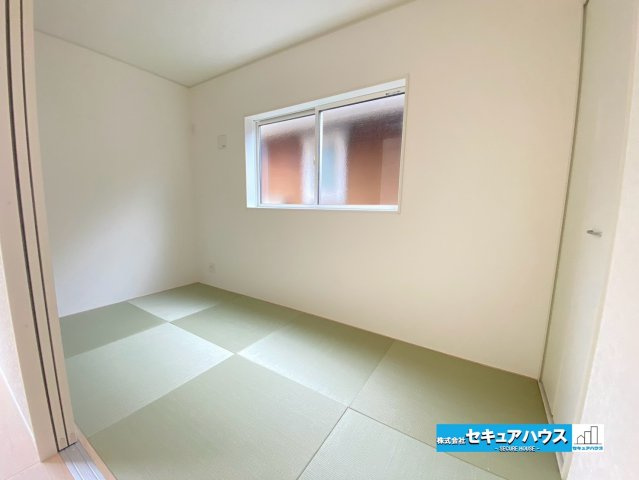 【今からご案内可能】東海市加木屋町陀々法師　全4棟のその他|【和室】　　
◆リビングに続く和室は寝転がるスペースやお子様の遊び場として活躍します。扉を開ければ開放感が増し、来客時は扉を閉めて居室として利用することもできます。
◆収納付な点も嬉しいポイントです。