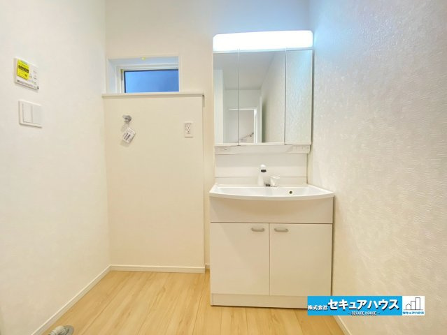 【今からご案内可能】東海市加木屋町陀々法師　全4棟の独立洗面台|【洗面台】　　　　　　　　　　　　　　
◆鏡の裏にはたっぷりと収納スペースを標準装備！
◆電源を付属しているのでドライヤーなど利用できます。
◆シャワー付きの洗面台のため清掃も楽に行うことが出来ます。
