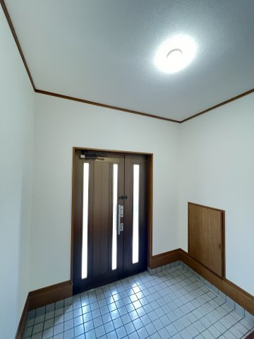 五條市田園5丁目　4SLDKの玄関|ゆとりのある内玄関