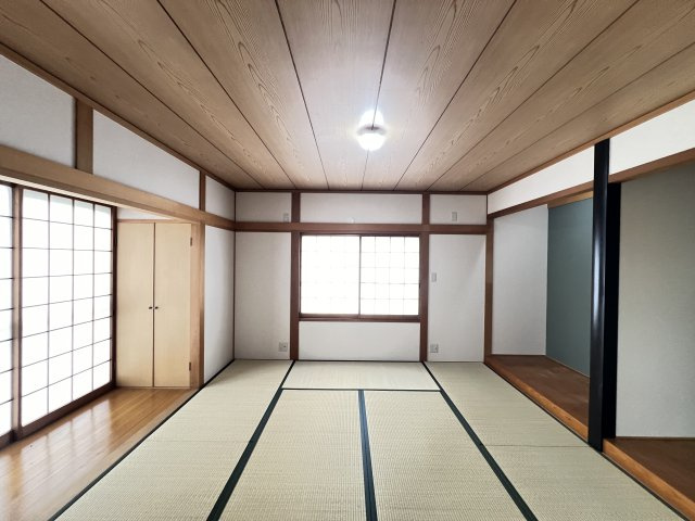 五條市田園5丁目　4SLDKの和室|落ち着いた雰囲気の和室8帖