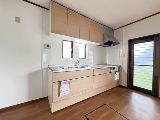 五條市田園5丁目　4SLDKのキッチン|上部収納付きシステムキッチン