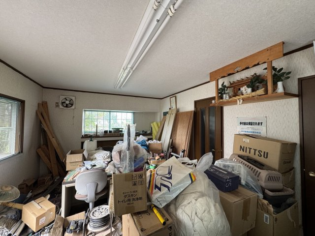 -三丁目不動産-　深谷市宿根　平成6年築事務所　の洋室