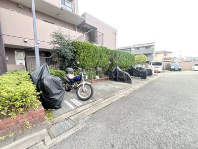 【駐輪場】 | イトーピア東千里 | 物件を比較検討したいお客様には、「物件比較見学プラン」をご用意しております。こちらの物件だけでなく、お客様の希望に沿った物件を、いくつかまとめてご案内させて頂きます。