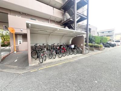 【駐輪場】 | イトーピア東千里 | こちらの物件近くの教育施設や、スーパー・公園など、物件周辺の住環境を併せてご案内させて頂きます。ぜひ、現地での暮らしをイメージなさって下さい！
