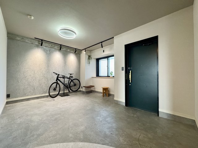セントラルガーデンの玄関|玄関を開けると広い土間があり、自転車はもちろん趣味の道具など幅広く空間を活用できます。
