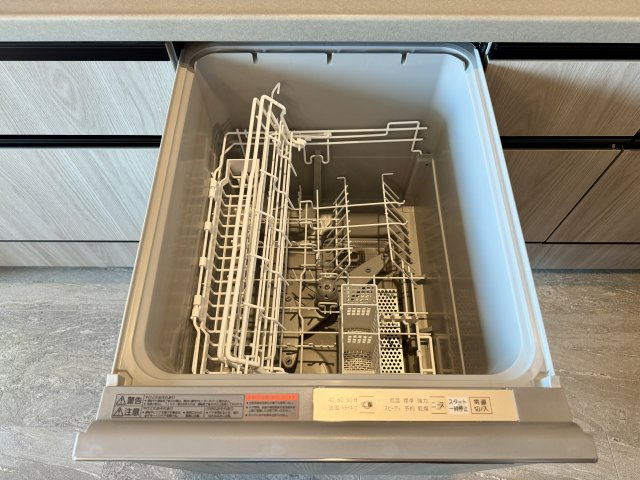 セントラルガーデンのキッチン|食洗機も備わっており、家事がラクラクできちゃいますよ。