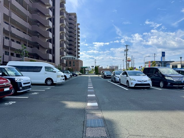 セントラルガーデンの駐車場|駐車スペースは広々しており、来客用駐車スペースもあります。