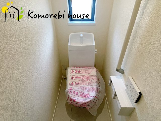 蓮田市黒浜2343番　新築一戸建て　ハートフルタウン　Eのトイレ|26.8.10　撮影済み