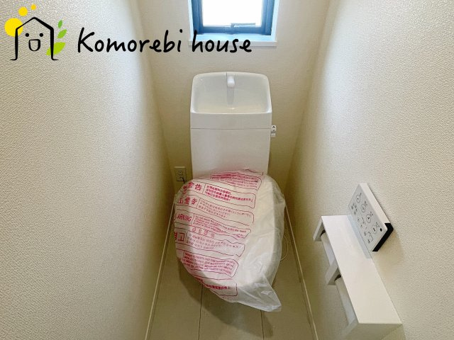 蓮田市黒浜2343番　新築一戸建て　ハートフルタウン　Eのトイレ|26.8.10　撮影済み