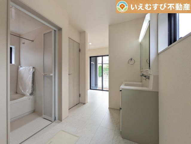 Livele Garden.S　熊谷肥塚第3の独立洗面台|スタイリッシュな洗面台と広々空間
収納付きのランドリールーム完備でお洗濯も家事もラクラク！採光もたっぷり♪
