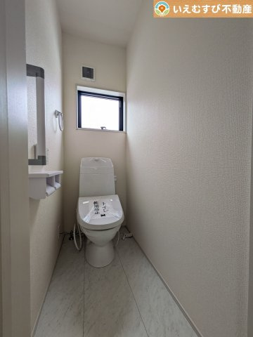 Livele Garden.S　熊谷肥塚第3のトイレ|シンプルで清潔感のあるトイレ
窓付きで明るく、お掃除しやすいシンプルな空間♪