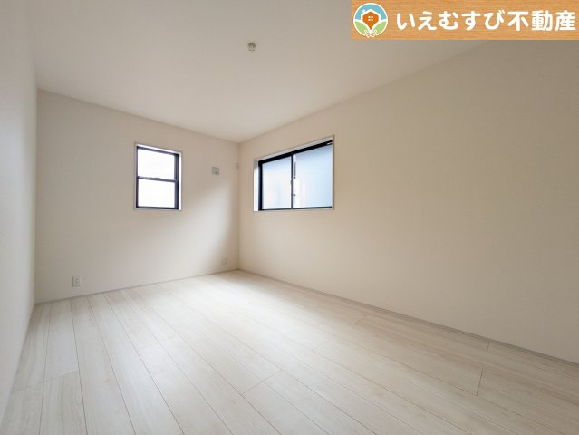 Livele Garden.S　熊谷肥塚第3の洋室|2面採光で明るい居室
たっぷりの採光で自然光の差し込む明るいお部屋！新生活を想像すると楽しみが増しますね♪