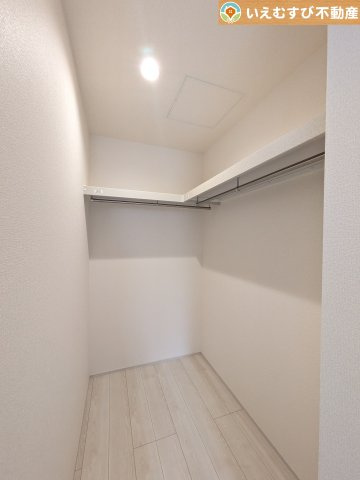 Livele Garden.S　熊谷肥塚第3の収納|たっぷりの収納力を備えたウォークインクローゼット
たくさん収納できるので季節物やかさばるバッグなども片付きます♪