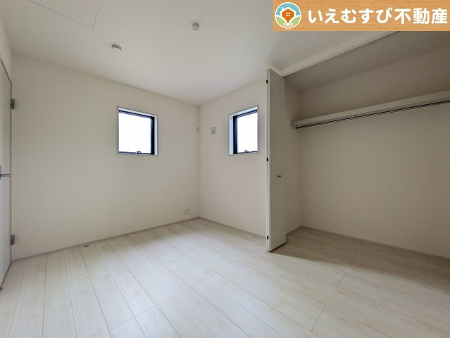 Livele Garden.S　熊谷肥塚第3の洋室|2面採光で明るい居室
たっぷりの採光で自然光の差し込む明るいお部屋！新生活を想像すると楽しみが増しますね♪