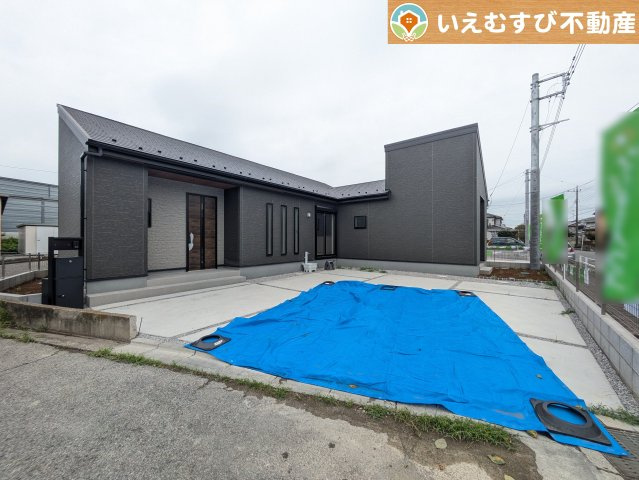 Livele Garden.S　熊谷肥塚第3の駐車場|並列3台駐車可能なゆとりのカースペース
複数台車をお持ちでも、お友達が遊びに来てもゆとりの駐車スペース！