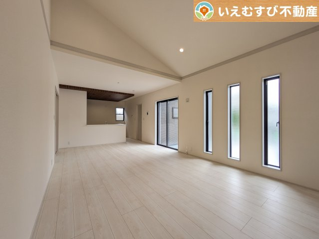 Livele Garden.S　熊谷肥塚第3の居間・リビング|自然光で満たされる明るく開放感溢れるリビング
たっぷりの採光で明るい空間。家族みんなでくつろげます♪