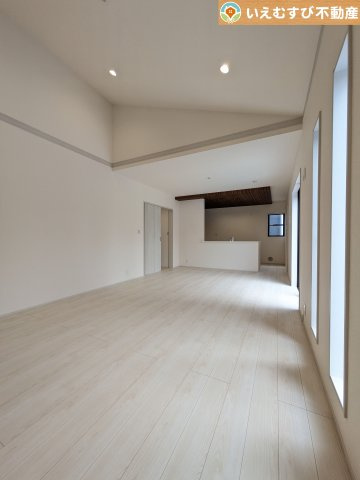 Livele Garden.S　熊谷肥塚第3の居間・リビング|開放感と家族との距離感にこだわったＬＤＫ
開放的な勾配天井のリビングで家族みんなでくつろげそうですね♪