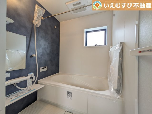 Livele Garden.S　熊谷肥塚第3の浴室|モダンな配色の落ち着いた浴室
ダークトーンの壁面がアクセントになっておしゃれ！窓付きで空気の入れ替えも出来ます！