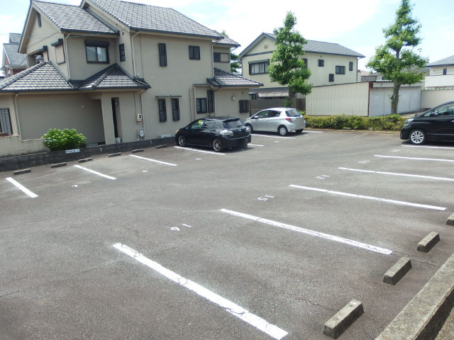 Ｓｕｒｐｌｕｓ　Ｔｗｏ　ＴＥＲＡＳＨＩの駐車場