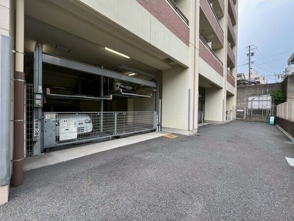 レジデンス金山スクエア(旧プライムアーバン金山)の駐車場
