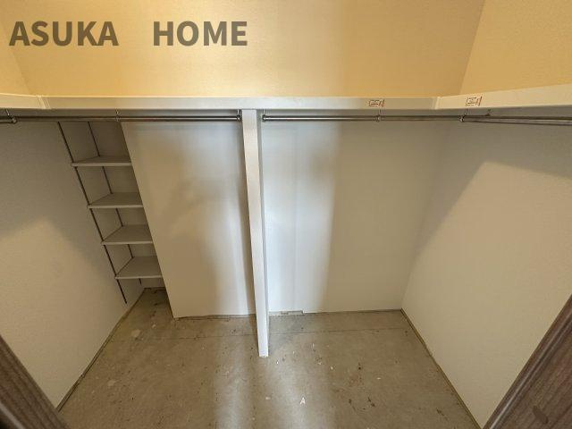 港北ファミールハイツ10号棟の収納|広々クローゼットはかばんなどの収納に便利な稼働棚付きです。一か所にまとまるので朝の身支度はかどります