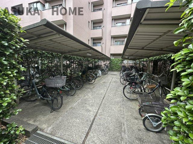 港北ファミールハイツ10号棟の駐輪場|屋根付きなので雨や日差しから大切な自転車を守ります。愛車の劣化を防ぎ、雨の日でも快適に出し入れ◎