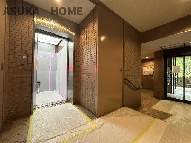 港北ファミールハイツ10号棟のその他共用部分|朝の忙しい時間に特に嬉しいワンフロア3部屋に1台設置のエレベーターです。