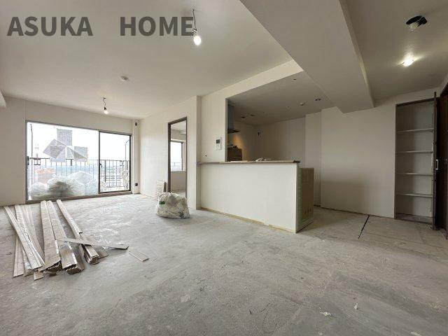 港北ファミールハイツ10号棟の居間・リビング|広いLDKは家具の配置の悩みもなく開放的な空間になっているので、是非ご見学ください。