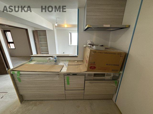港北ファミールハイツ10号棟のキッチン|広々とした作業台はお料理の手際が良くなり自分時間も確保できますね。食洗器付きで片付けも効率◎