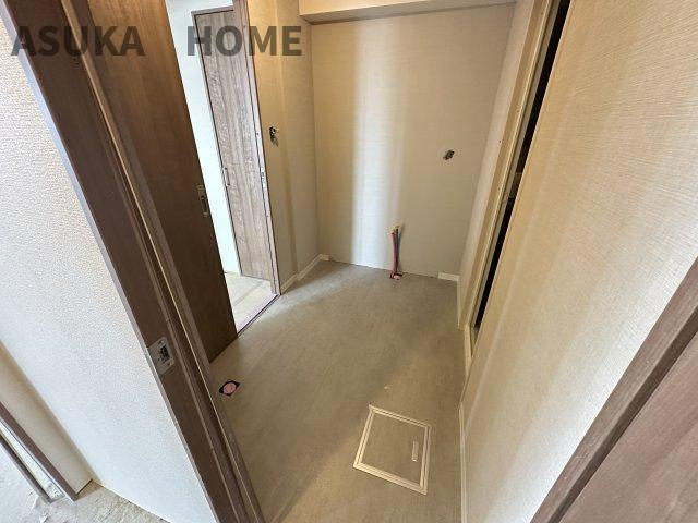 港北ファミールハイツ10号棟の独立洗面台|洗面化粧台も新規設置。家事導線が良い2WAY仕様の洗面脱衣所です。