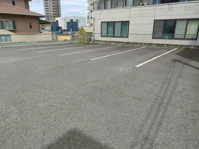 丸亀市城南町　事務所　2棟一括の駐車場