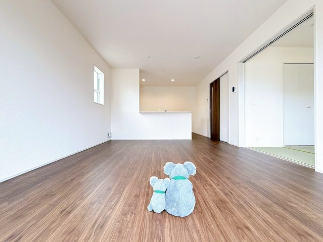 【居間・リビング】 | 高崎市箕郷町西明屋　新築住宅 | 上質な素材感と明るい空間が調和するリビング・ダイニング。家族やゲストをもてなす、ワンランク上のくつろぎをお届けします。