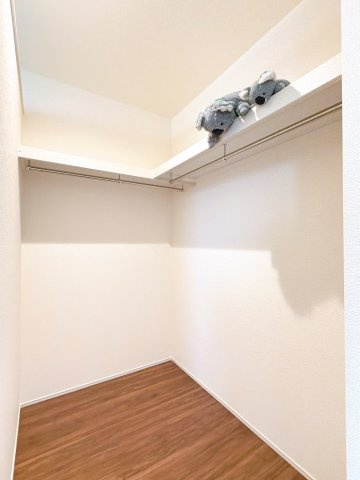 【収納】 | 高崎市箕郷町西明屋　新築住宅 | たっぷり収納できるウォークインクローゼット付き！衣類や小物はもちろん、季節家電やスーツケースもすっきり片付きます。