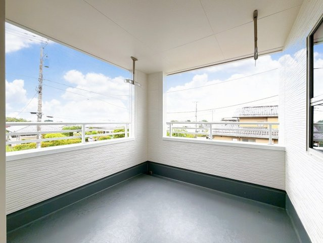【バルコニー】 | 高崎市箕郷町西明屋　新築住宅 | 日当たりの良いバルコニーで毎日の暮らしに明るさとゆとりを。洗濯物もよく乾き、季節の移ろいを感じながら過ごせます。