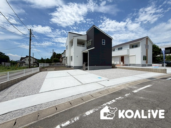 【外観】 | 高崎市箕郷町西明屋　新築住宅 | 完成済み！いつでも新生活を始めることができます。
開放感あるLDK！
陽当り、風通しも良い暖かな住まいです。
KOALIVE （コアライブ）【0120-919-727】