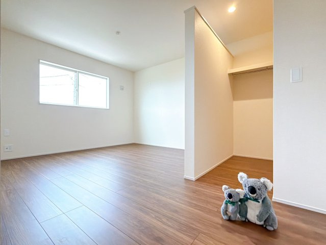 【洋室】 | 高崎市箕郷町西明屋　新築住宅 | 窓からそそがれる暖かみのある明るい空間。広々としたプライベート空間で自分の時間を楽しめます。フローリング仕様で普段のお掃除も楽々です。