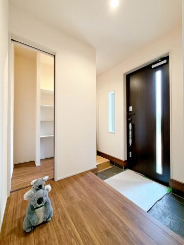 【玄関】 | 高崎市箕郷町西明屋　新築住宅 | 住まう人の帰り、訪れる人を優しく迎える安らぎに満ちた空間　上質感あふれるエントランス
可動棚付きの収納も魅力です。