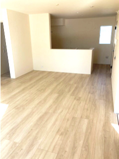 リナージュネクスジー前橋市下石倉町01期　1号棟（平屋）の居間・リビング|【イメージ画像】人気の対面式キッチンを配した空間はお好みの家具も合わせやすく、家族がくつろぐ快適な空間造りをサポート。窓からは明るい陽光が差し込みます。