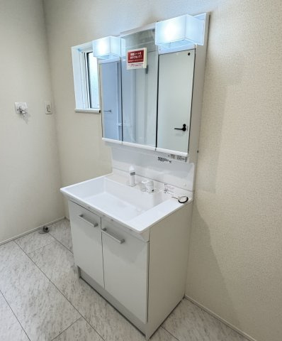 リナージュネクスジー前橋市下石倉町01期　1号棟（平屋）の独立洗面台|【イメージ画像】シャワー水栓付き洗面台で朝の身支度もバッチリです！
洗面台には収納スペースもあり洗面室もすっきり片付きますよ！