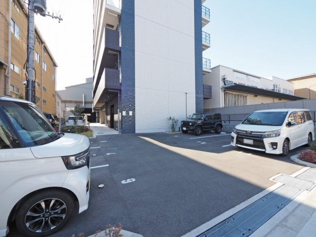 プレサンス DOMECITY コレーレの駐車場